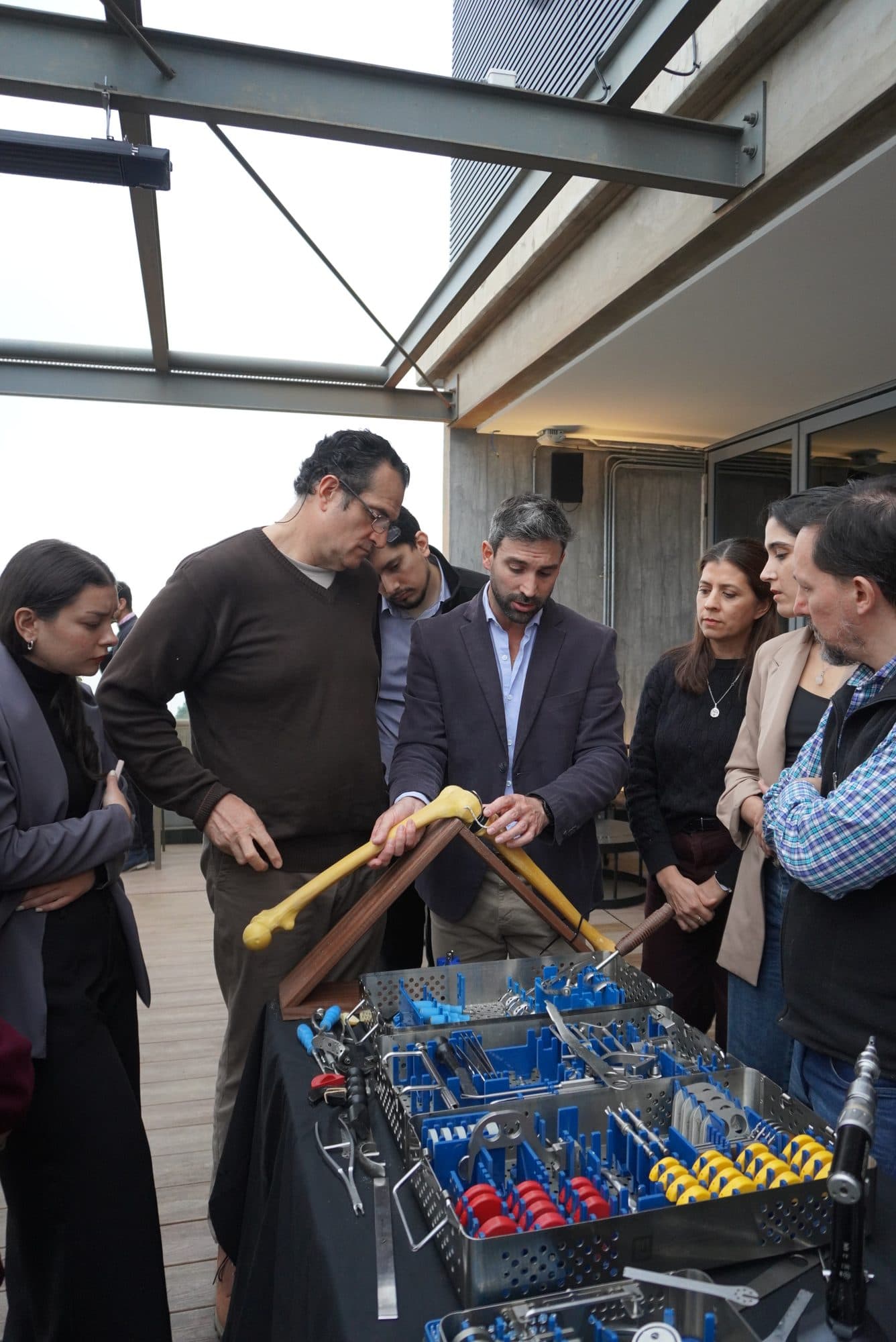 Equipo de Districorr junto a profesionales en un entrenamiento quirúrgico