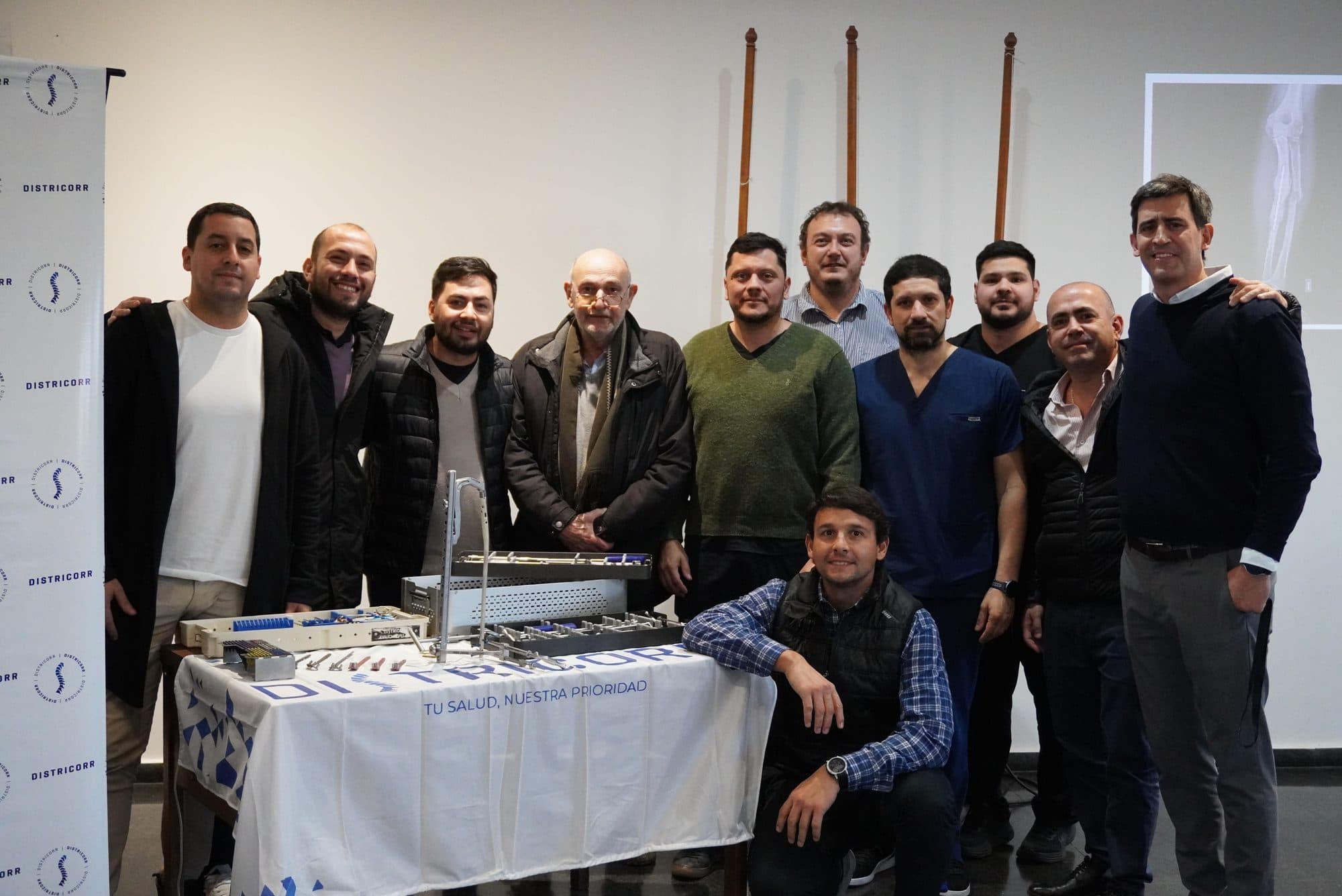 El equipo de Districorr junto a profesionales de la salud